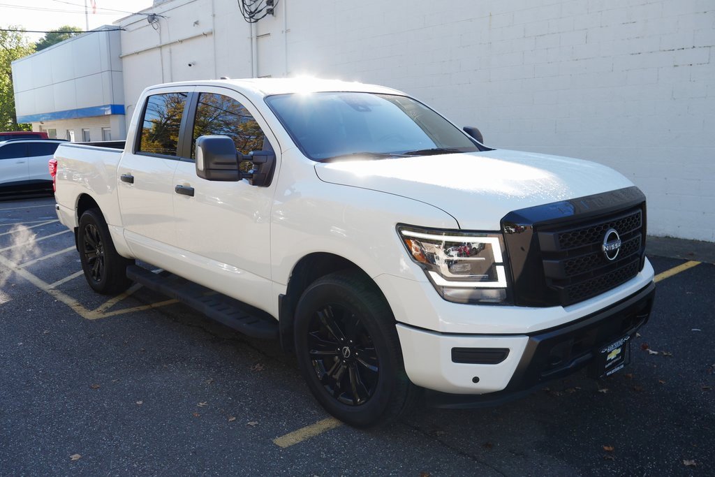 Used 2023 Nissan Titan SV w/ SV Convenience Package image 2