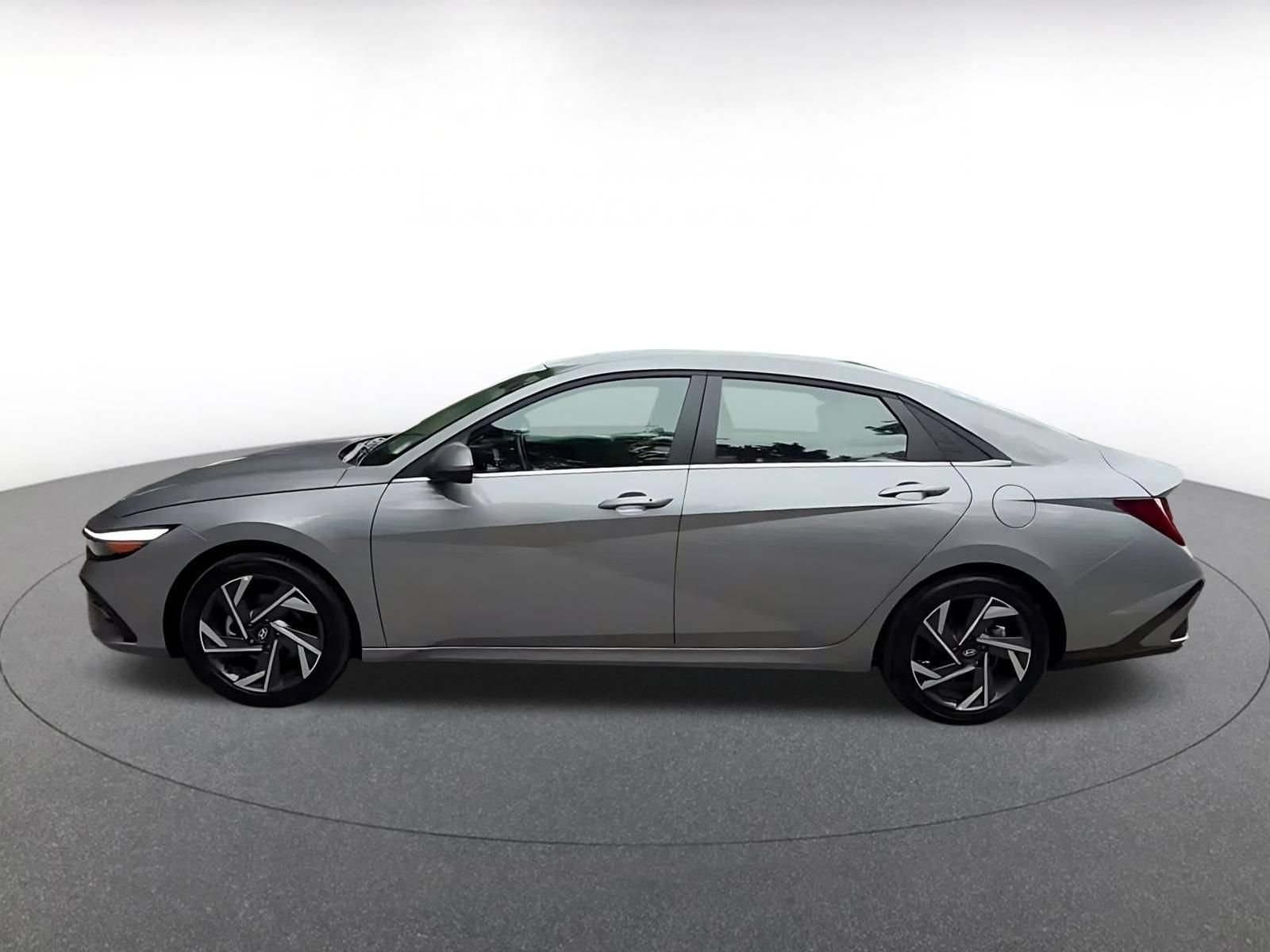 Used 2025 Hyundai Elantra SEL FWD image 8