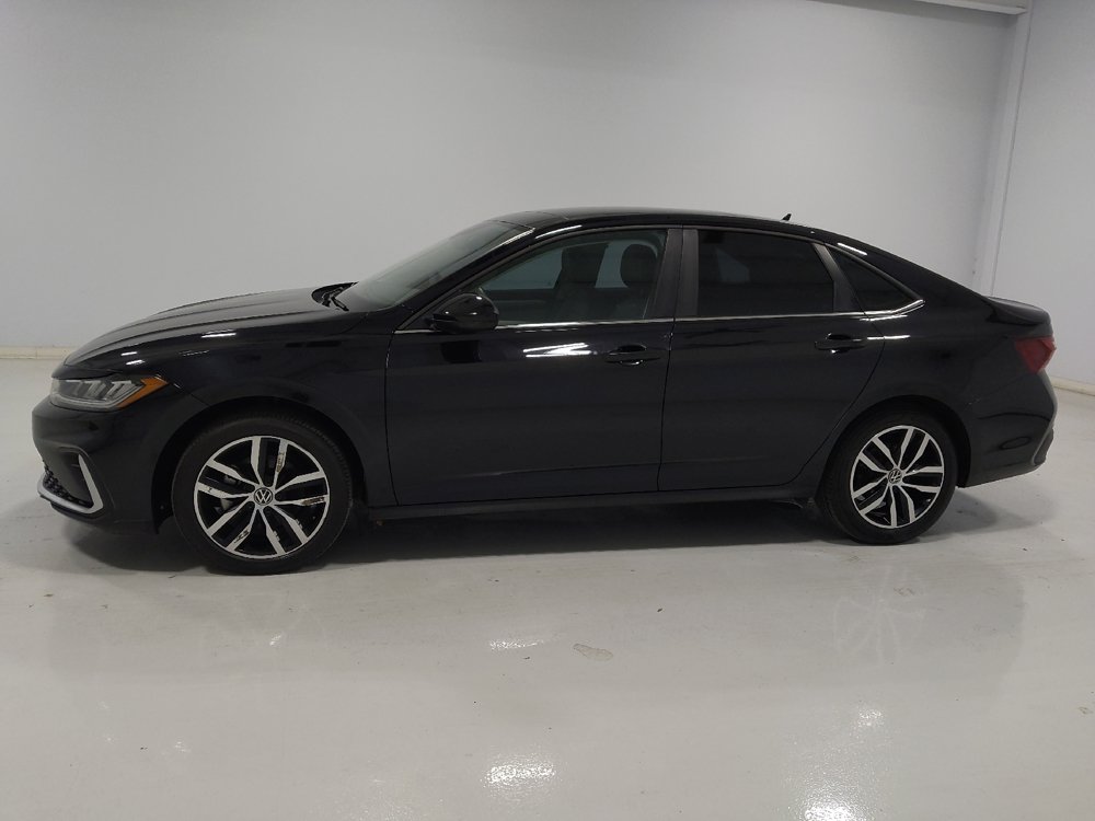 Used 2025 Volkswagen Jetta SE FWD image 2