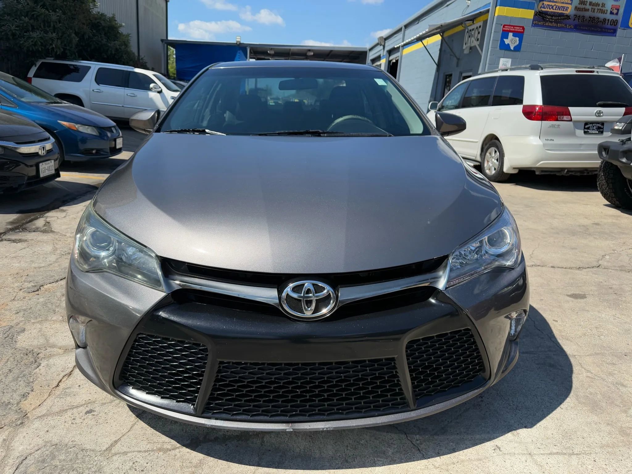 Used 2016 Toyota Camry SE image 2
