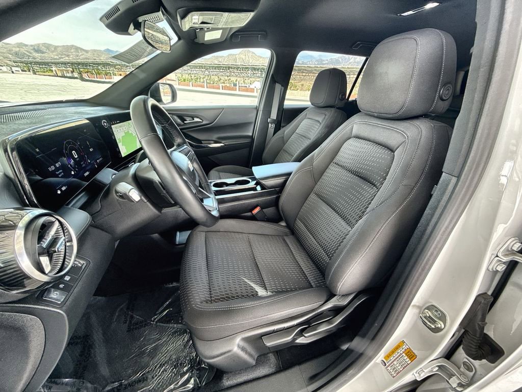 Used 2025 Chevrolet Equinox LT FWD image 11