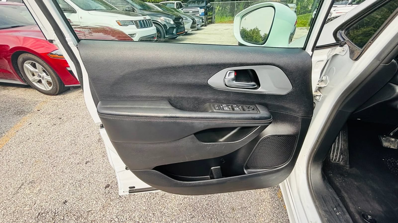 Used 2019 Chrysler Pacifica Touring-L Plus w/ S Appearance Package FWD image 11