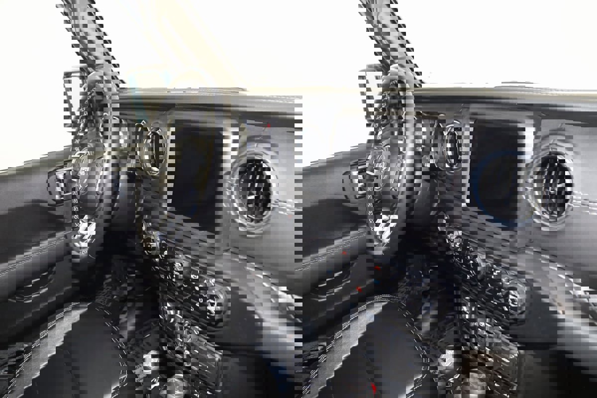 Used 2022 Jeep Wrangler Unlimited Sahara w/ Cold Weather Group image 43