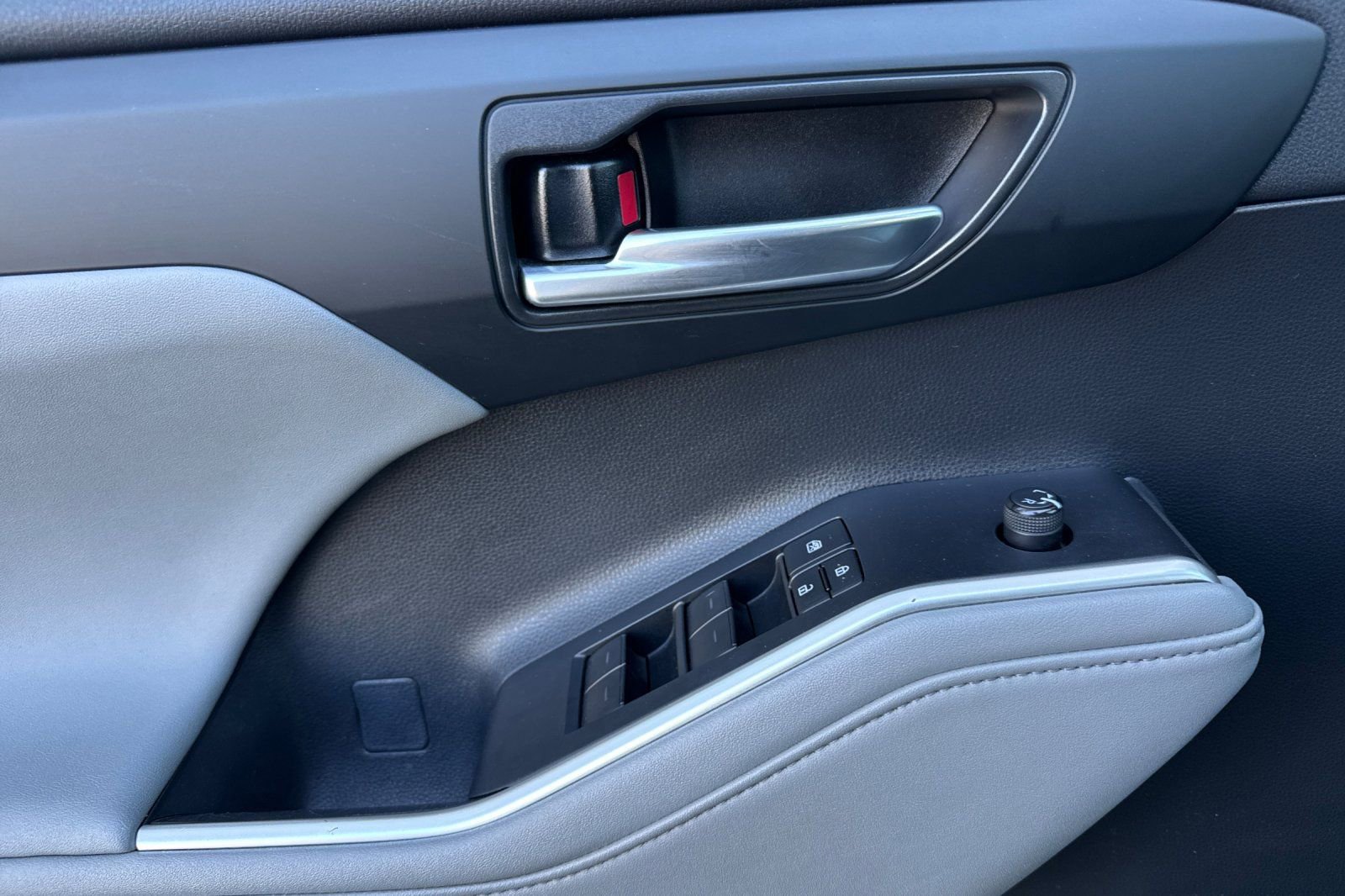 Used 2023 Toyota Highlander XLE image 10