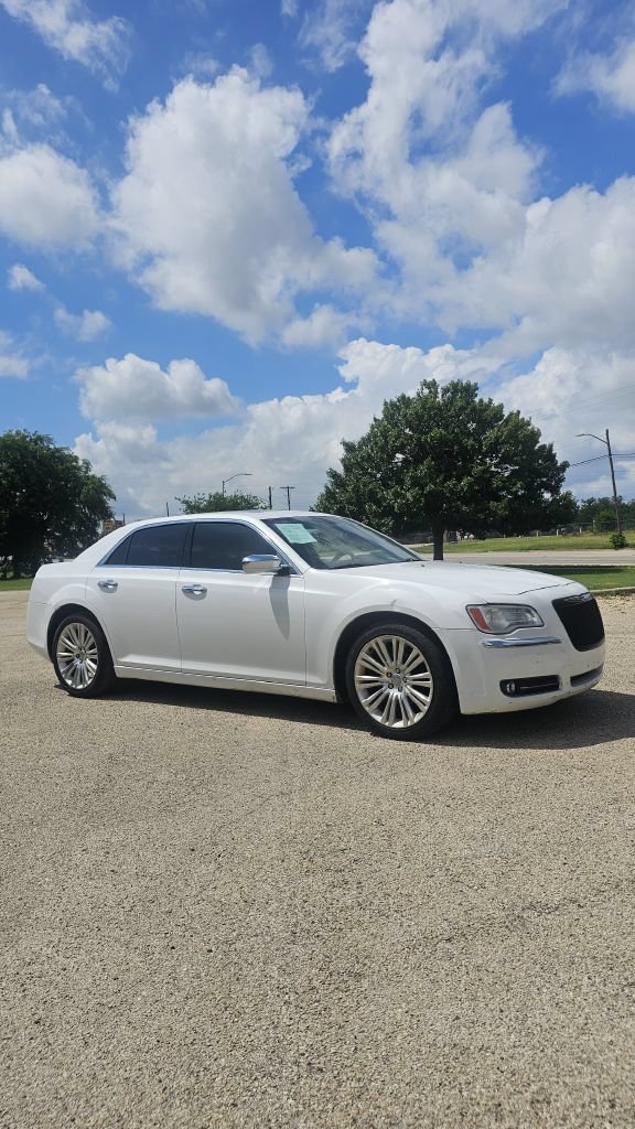 Used 2014 Chrysler 300 C RWD image 2