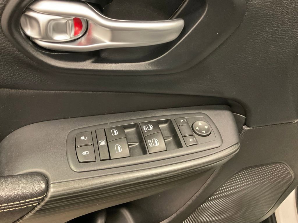 Used 2016 Jeep Cherokee Limited image 16