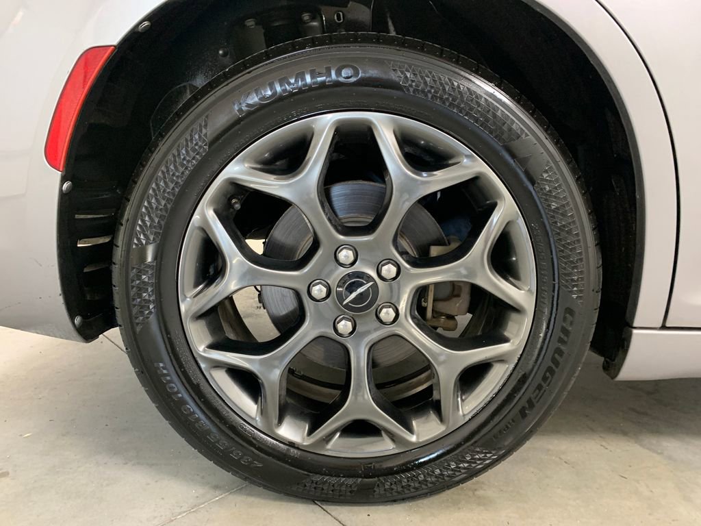 Used 2018 Chrysler 300 S w/ 300S Premium Group image 27