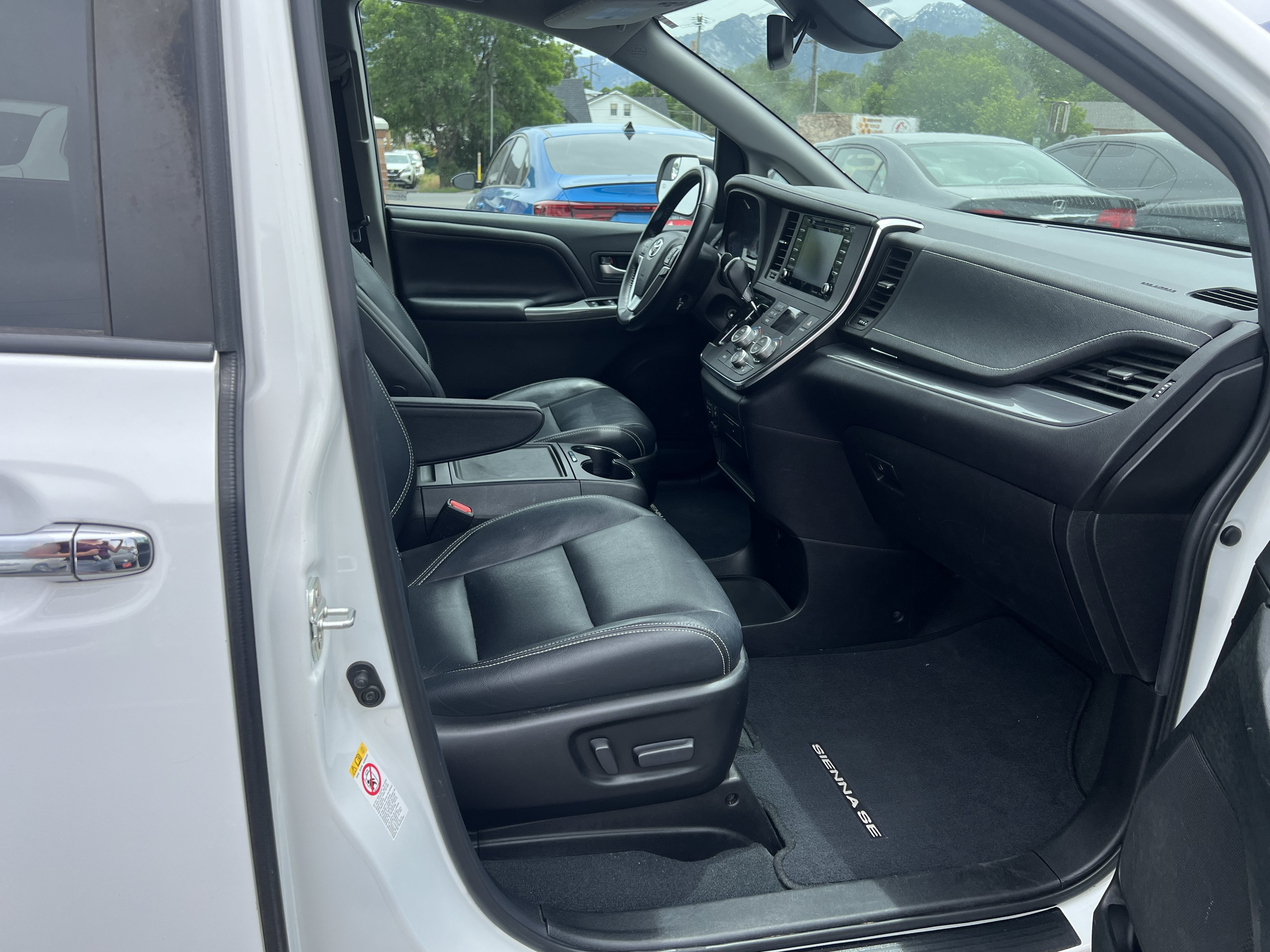 Used 2019 Toyota Sienna SE w/ Carpet Mat Package FWD image 10