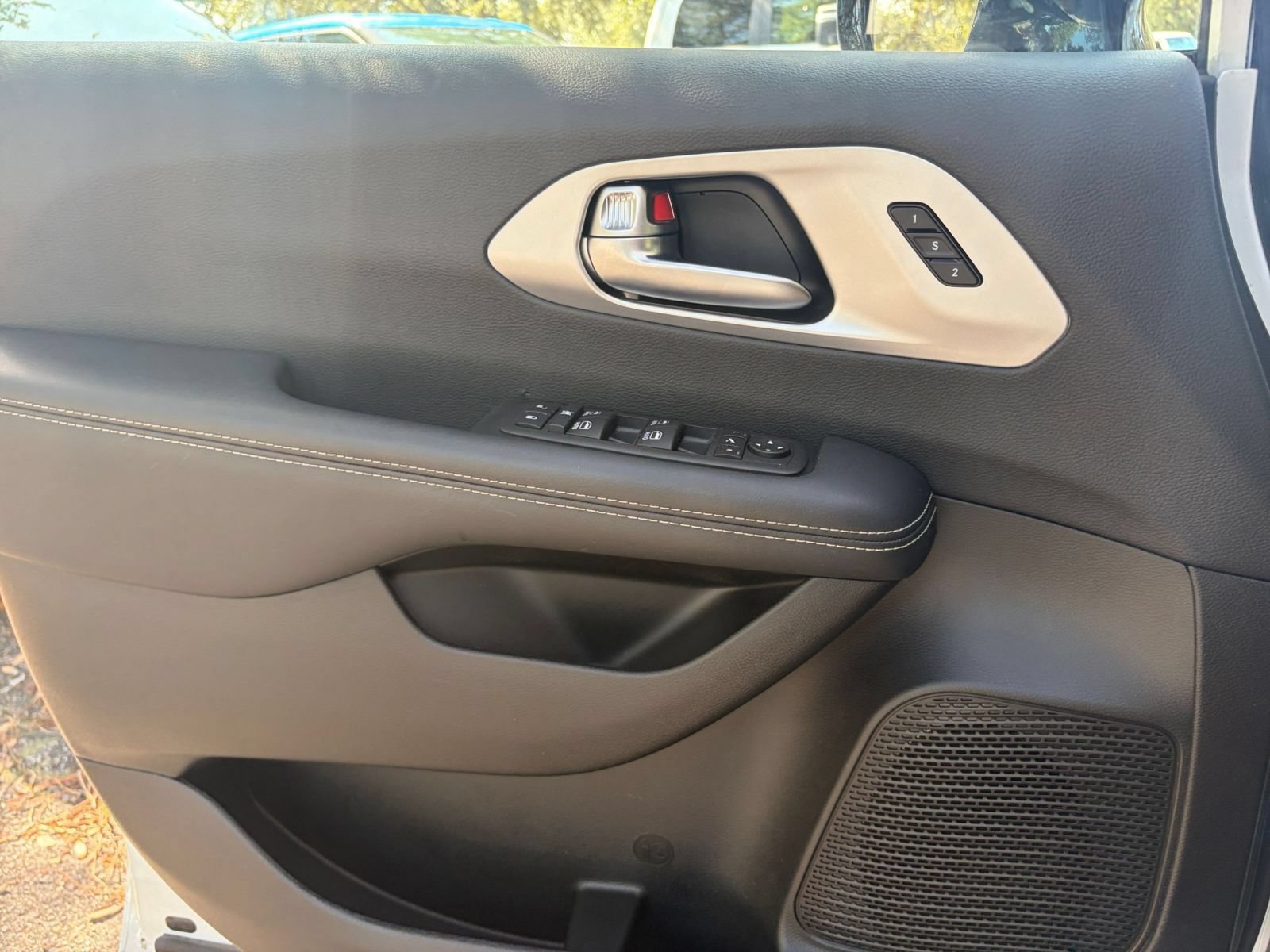Used 2025 Chrysler Pacifica Limited FWD image 18
