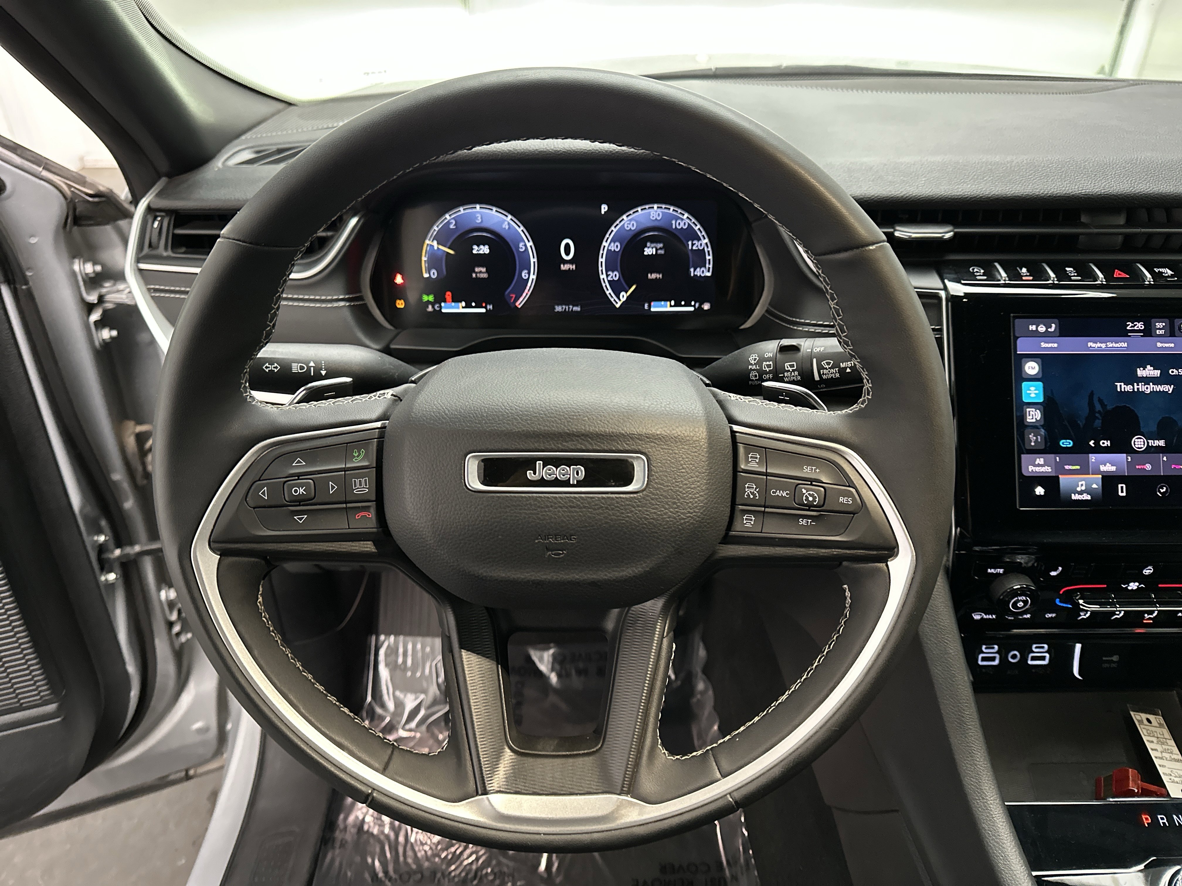 Used 2024 Jeep Grand Cherokee L Laredo image 27