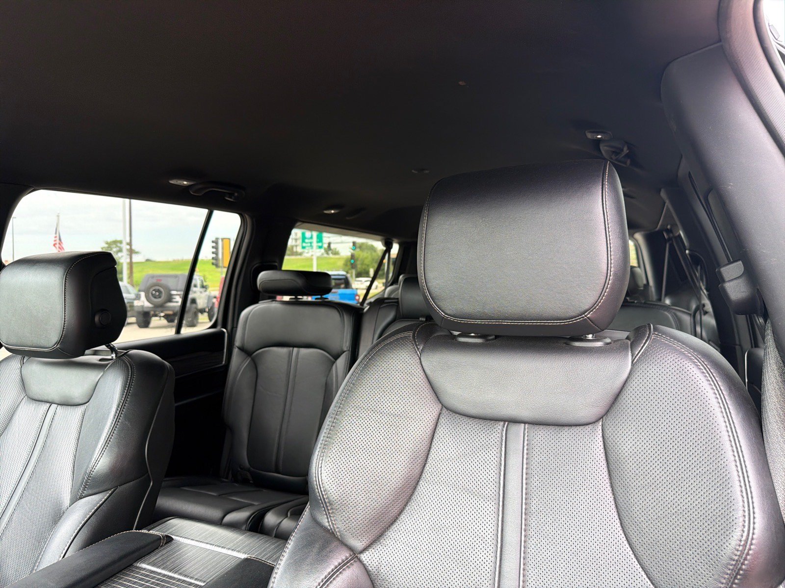 Used 2023 Jeep Wagoneer L Series II AWD/4WD image 19