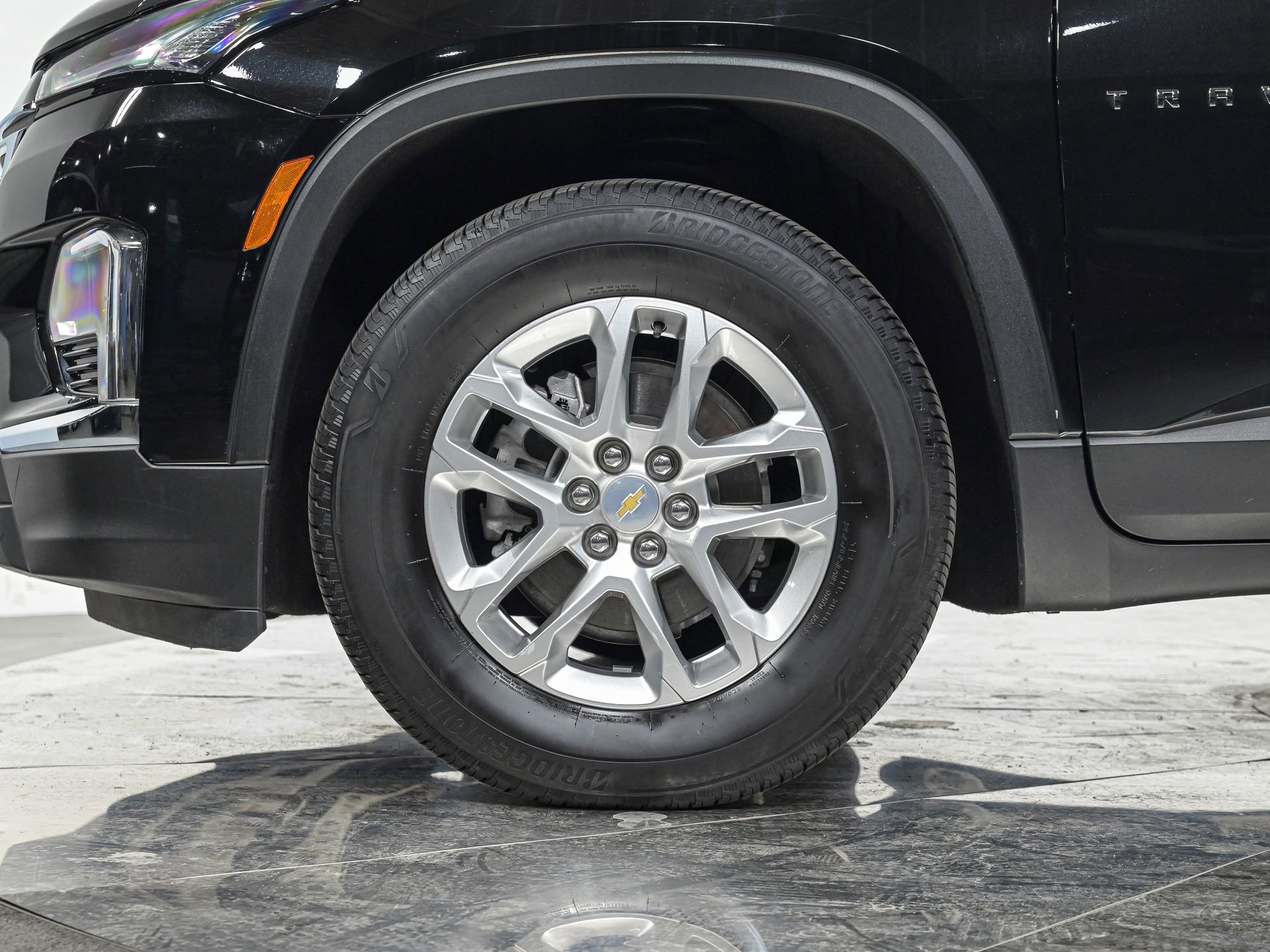 Used 2023 Chevrolet Traverse LS image 3