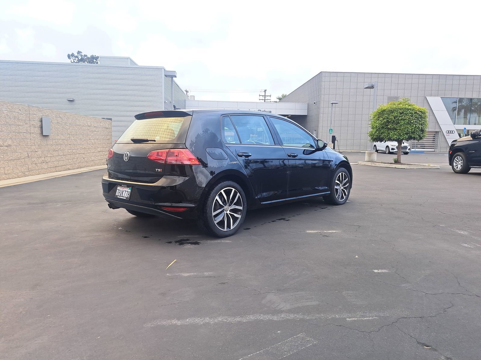 Used 2016 Volkswagen Golf SE w/ Lighting Package image 3