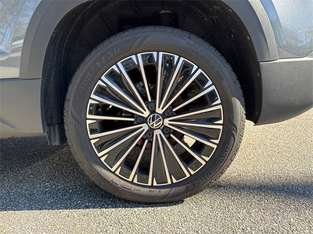 Used 2025 Volkswagen Taos SE image 19