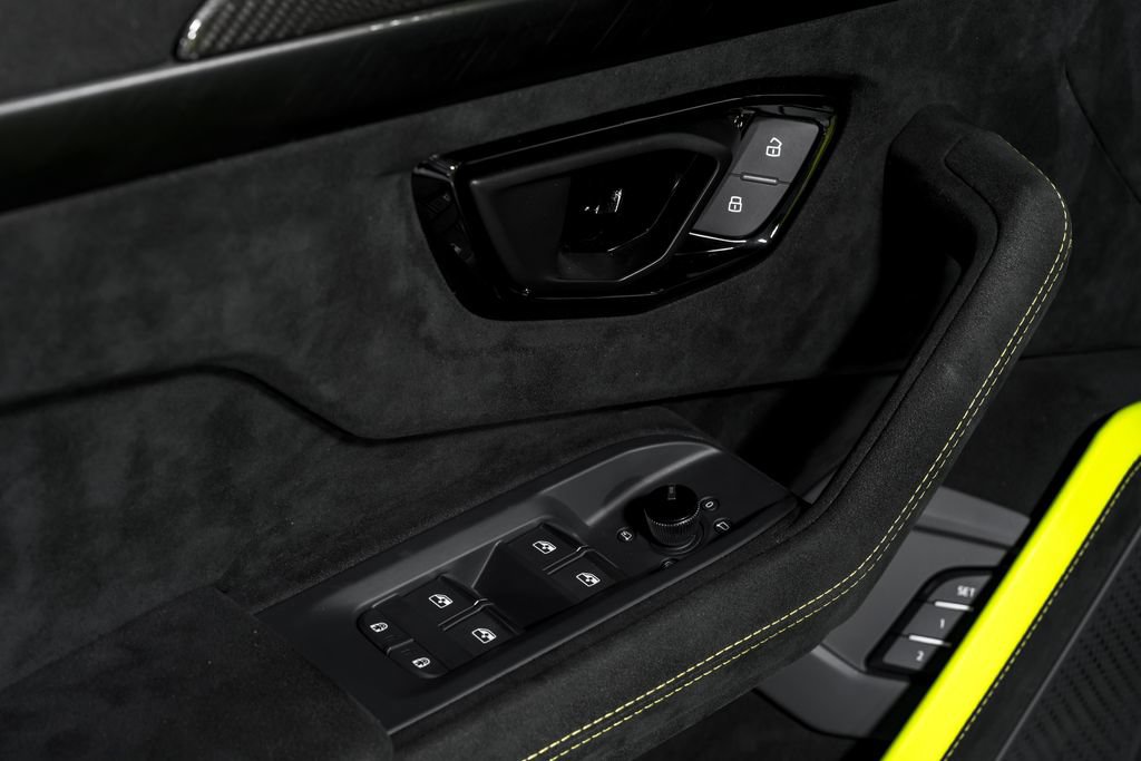 Used 2024 Lamborghini Urus Performante AWD/4WD image 10