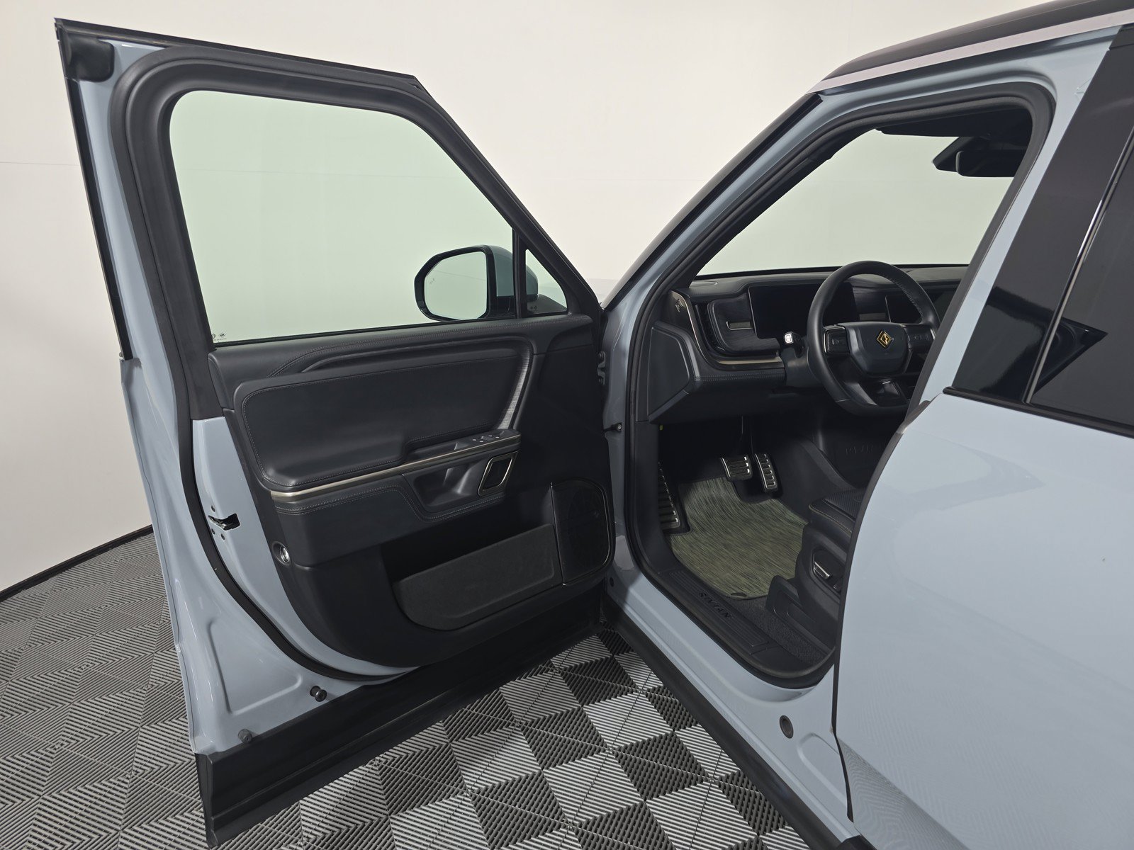 Used 2024 Rivian R1S Adventure AWD/4WD image 16
