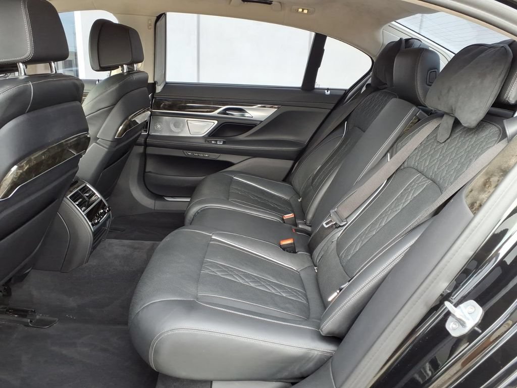 Used 2020 BMW M760i xDrive w/ Luxury Rear Seating Package AWD/4WD image 8