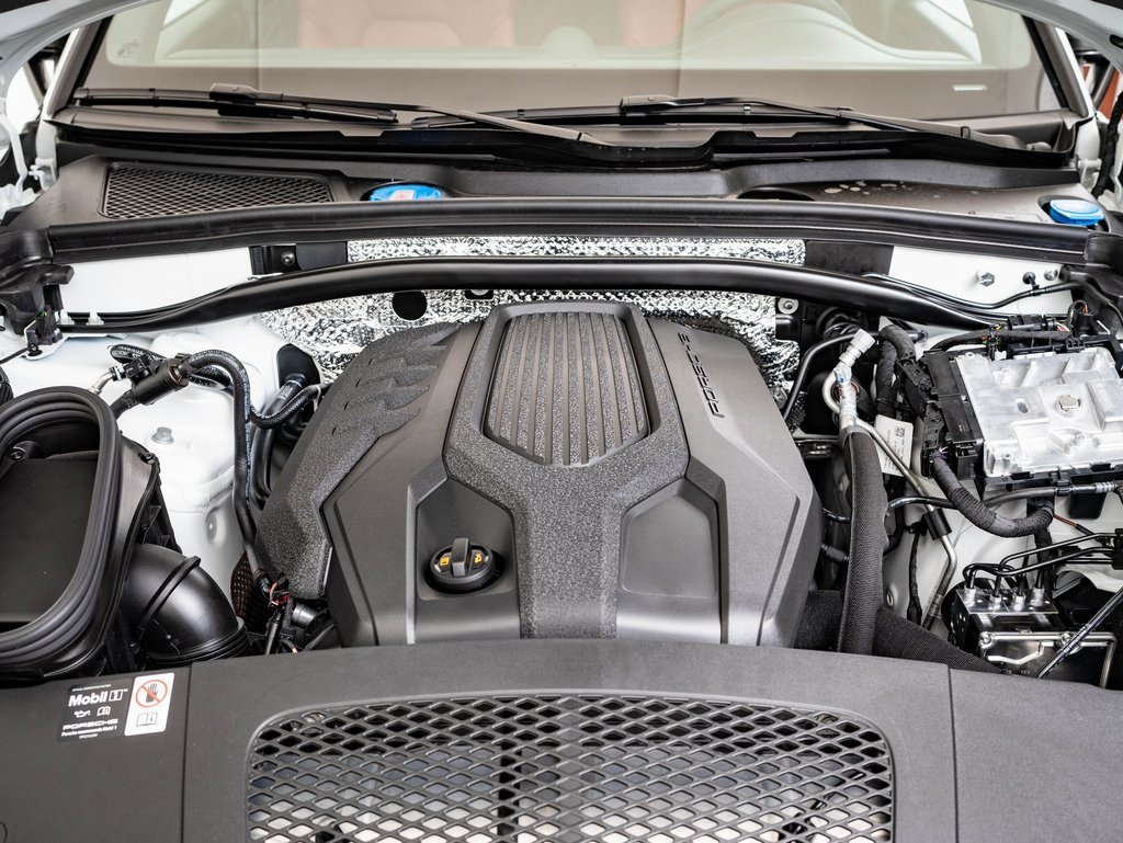 Certified 2025 Porsche Macan Turbo image 38