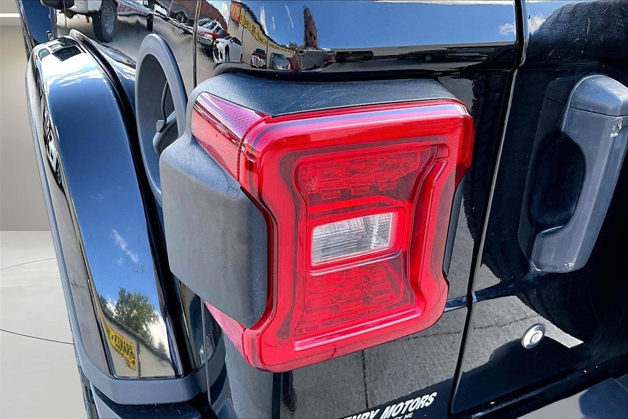 Used 2018 Jeep Wrangler Unlimited Sahara AWD/4WD image 24