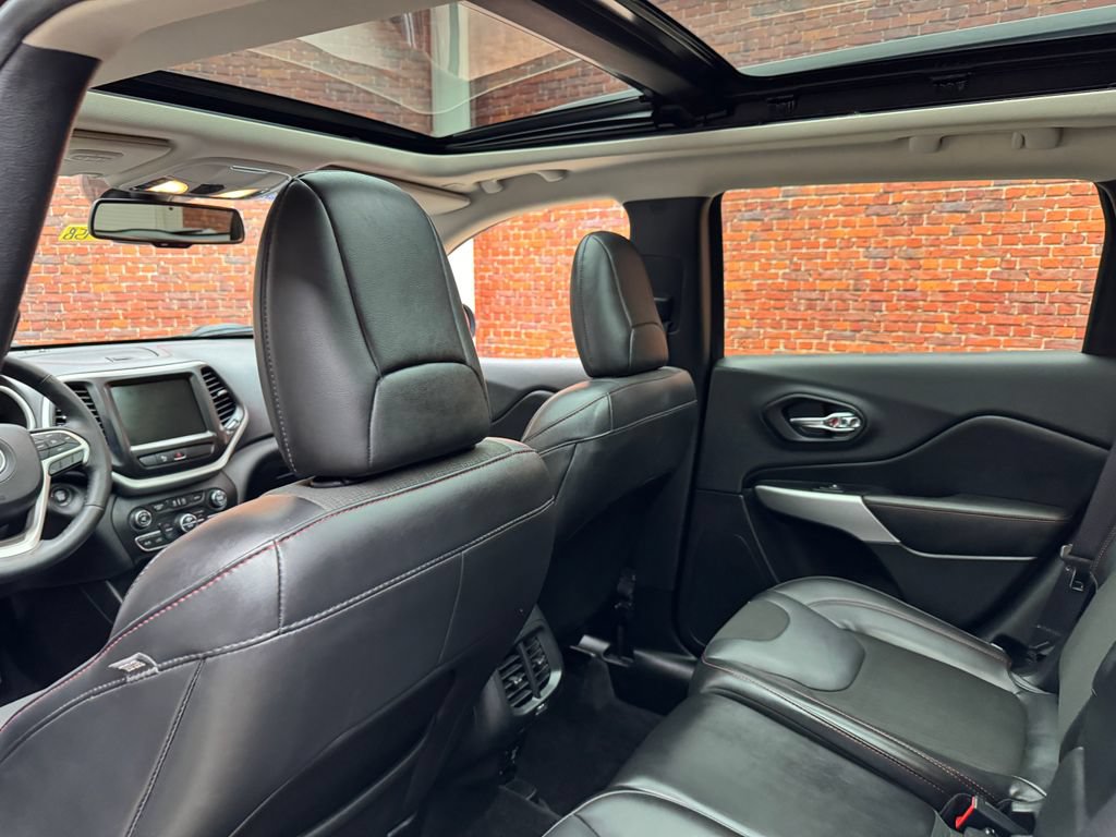 Used 2018 Jeep Cherokee Trailhawk w/ Comfort/Convenience Group AWD/4WD image 26