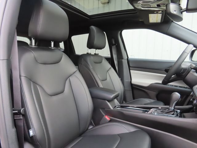 Used 2026 Jeep Compass Limited w/ Sun, Sound & Navigation Group AWD/4WD image 26