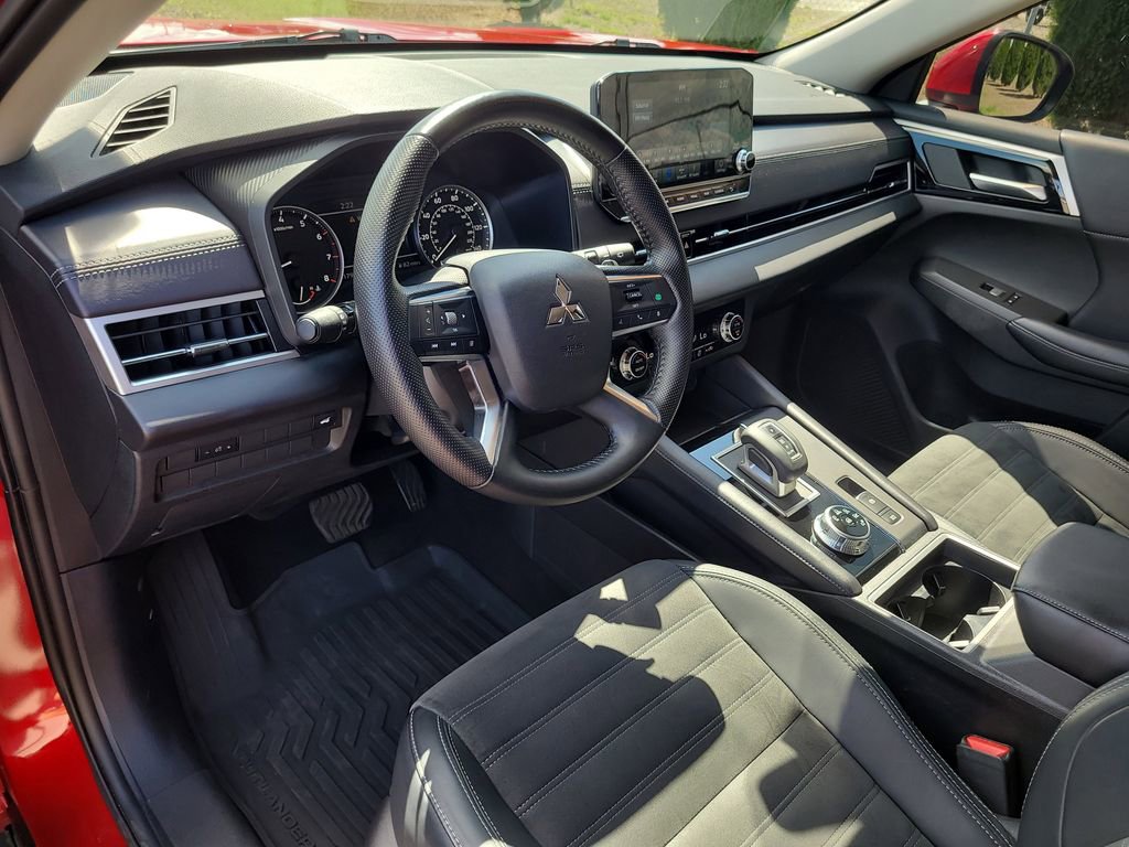 Used 2024 Mitsubishi Outlander SE Black Edition image 17