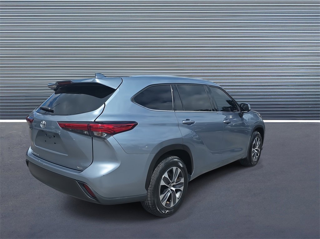 Used 2021 Toyota Highlander XLE image 3