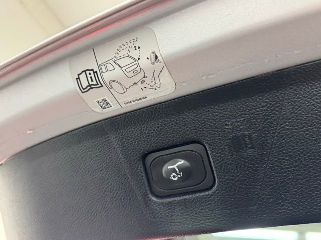 Used 2018 Ford Edge Titanium w/ Technology Package image 34