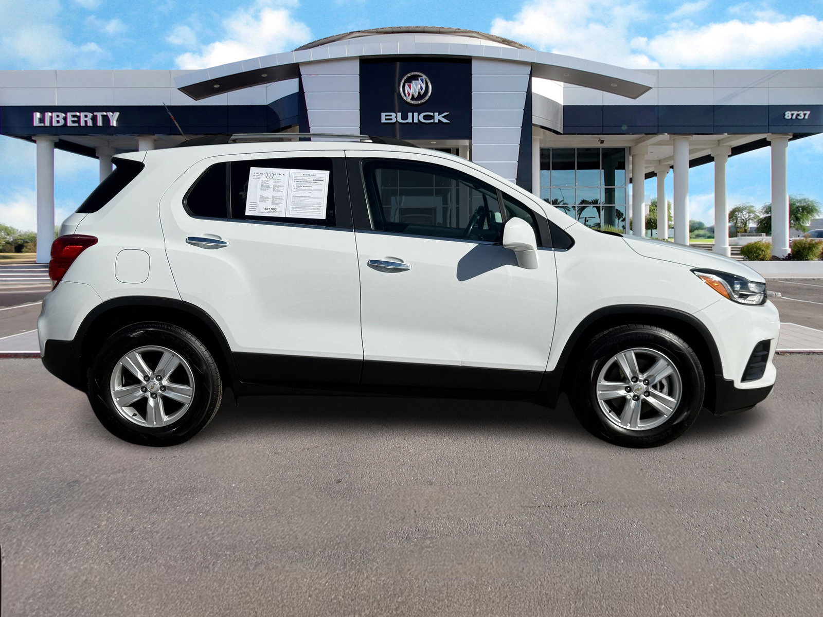 Used 2019 Chevrolet Trax LT w/ LT Convenience Package FWD image 2