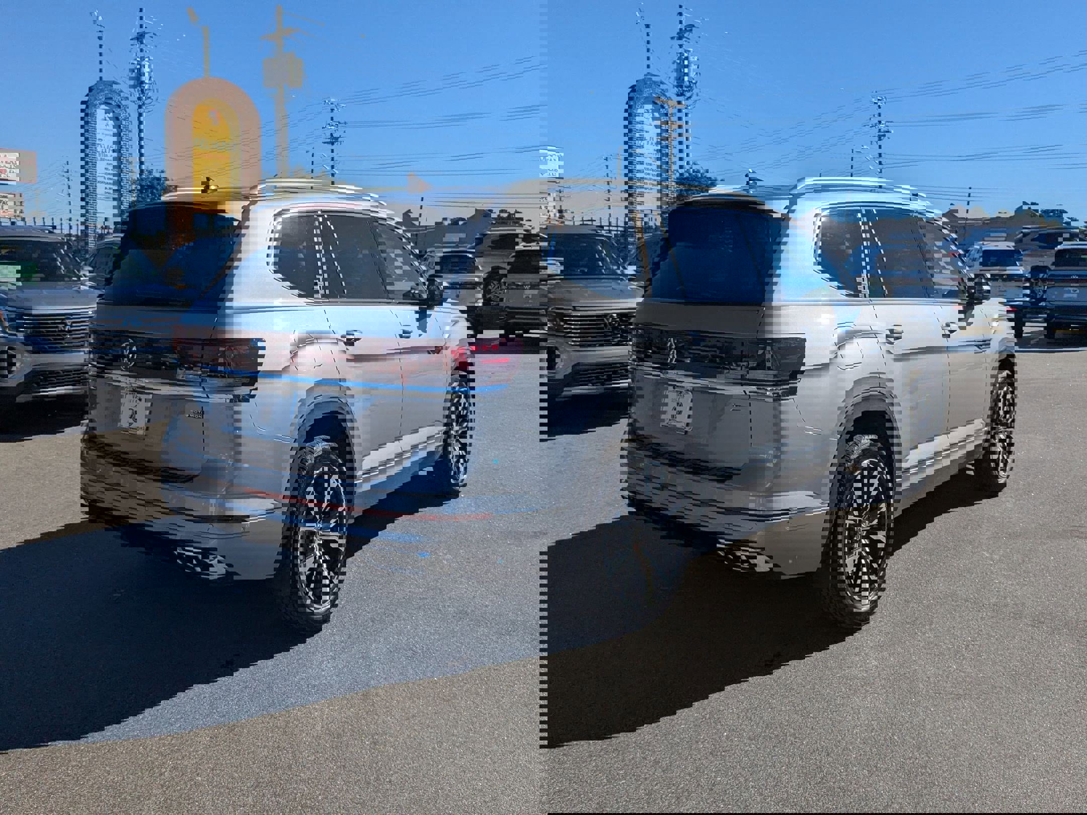 Used 2025 Volkswagen Atlas SEL Premium R-Line image 3