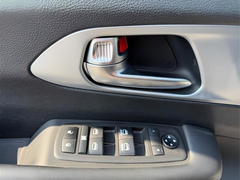 Used 2021 Chrysler Pacifica Touring w/ Uconnect Theater Family Group image 33