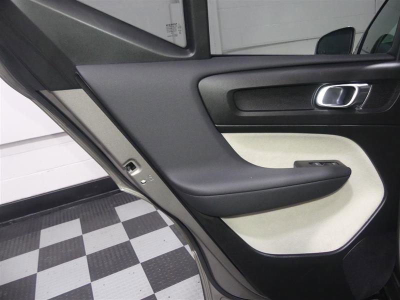 Used 2022 Volvo XC40 T5 Momentum image 26