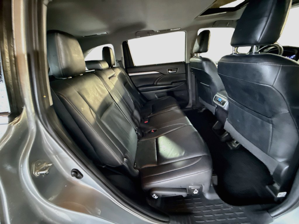 Used 2019 Toyota Highlander XLE FWD image 32