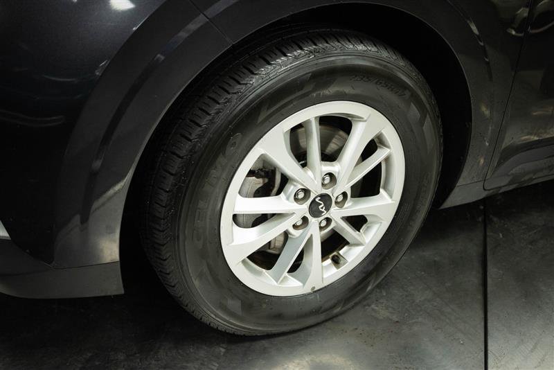Used 2024 Kia Carnival LX image 4