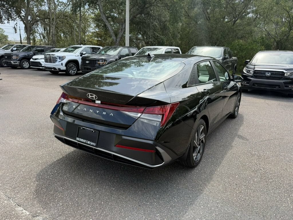 Used 2025 Hyundai Elantra SEL FWD image 11