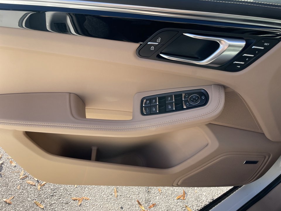 Certified 2023 Porsche Macan image 32