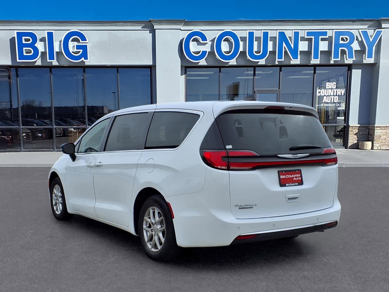 Used 2024 Chrysler Pacifica Touring-L FWD image 3