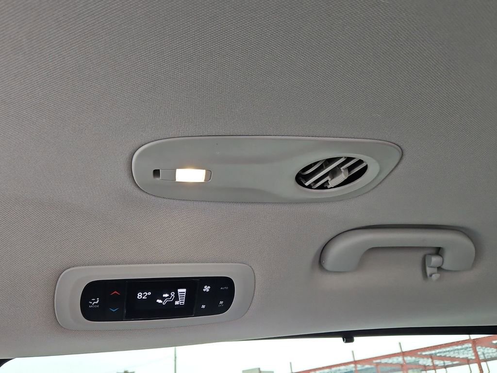 Used 2022 Chrysler Pacifica Touring-L image 16