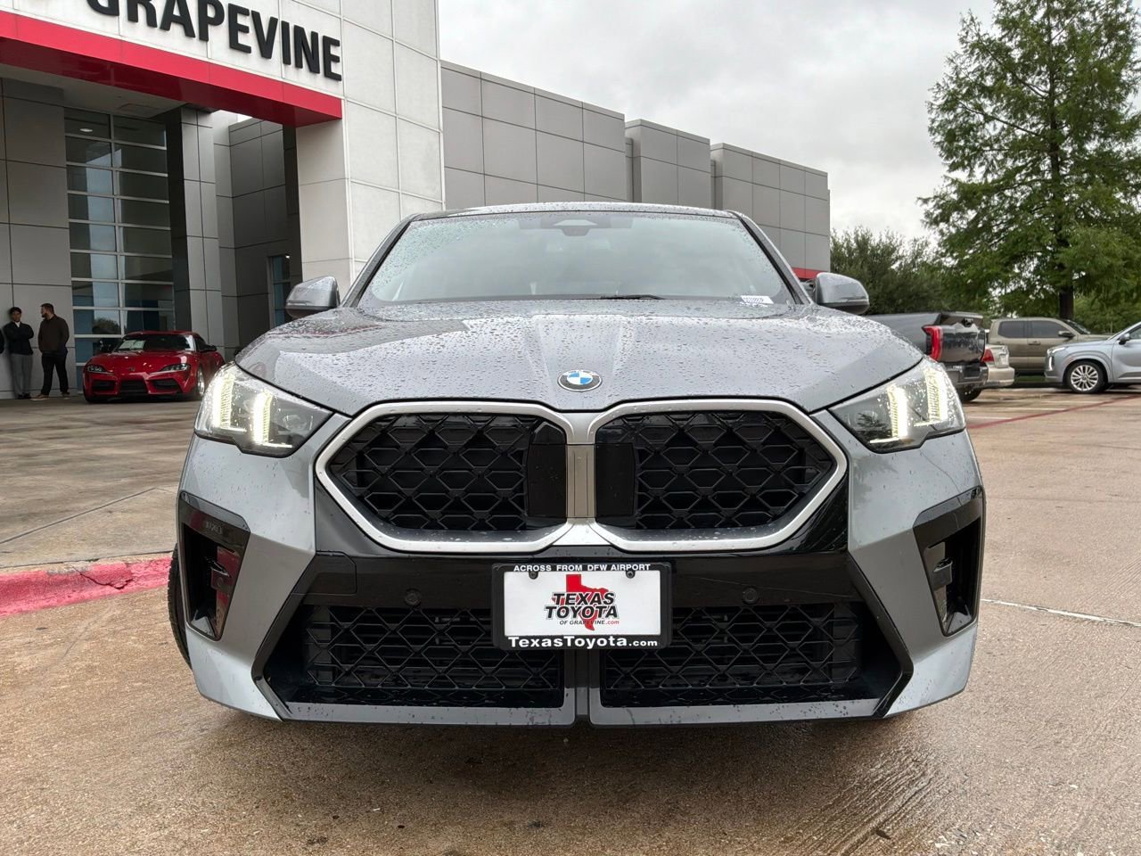 Used 2025 BMW X2 xDrive28i w/ M Sport Package AWD/4WD image 2