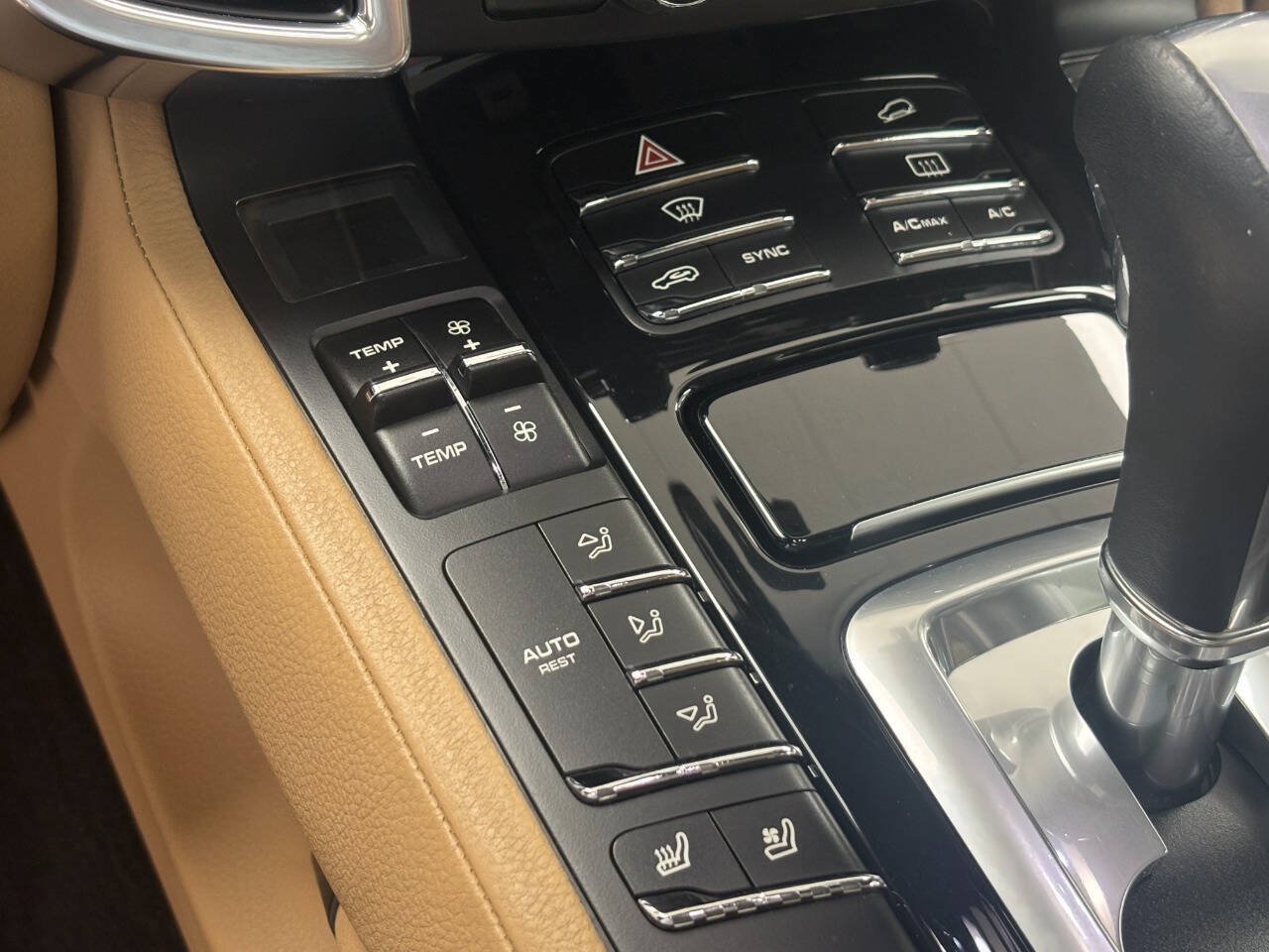 Used 2014 Porsche Cayenne Platinum Edition AWD/4WD image 34