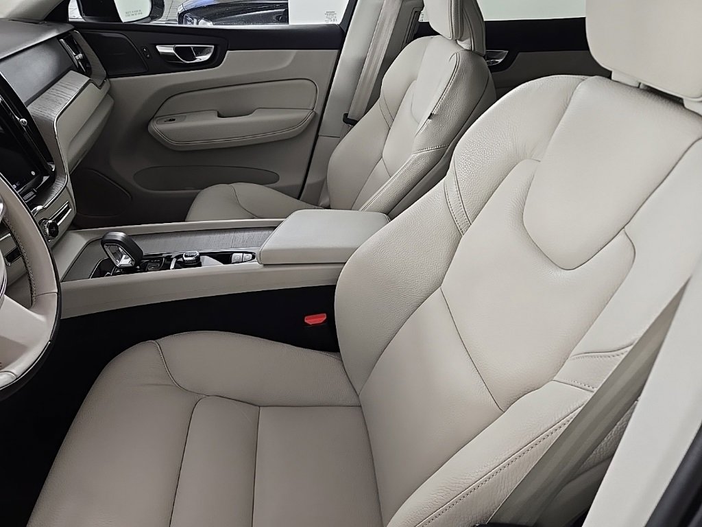 Certified 2023 Volvo XC60 B5 Plus w/ Climate Package image 18