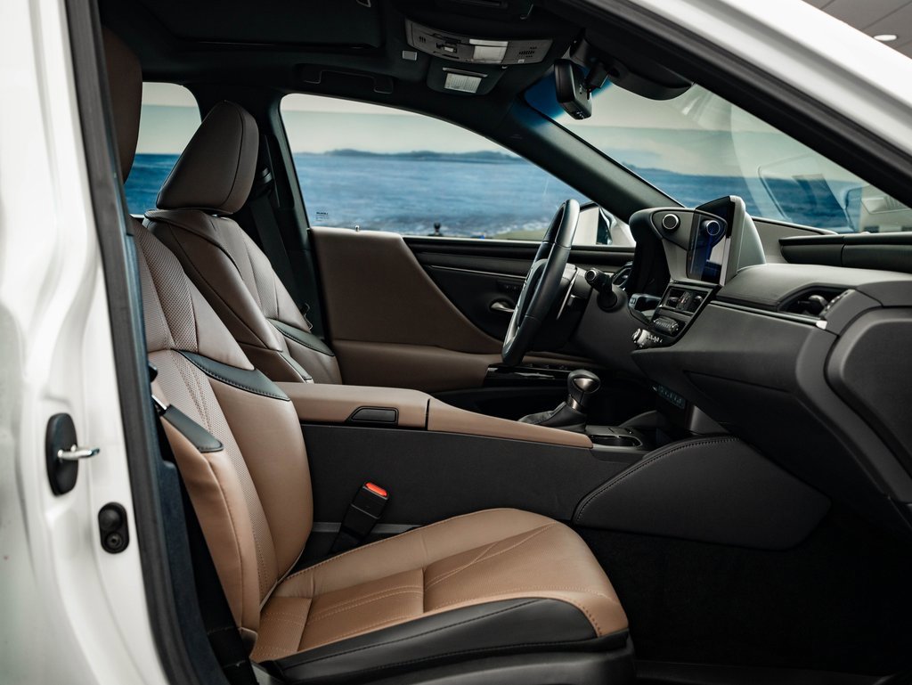 Certified 2025 Lexus ES 300h w/ Luxury Package image 24