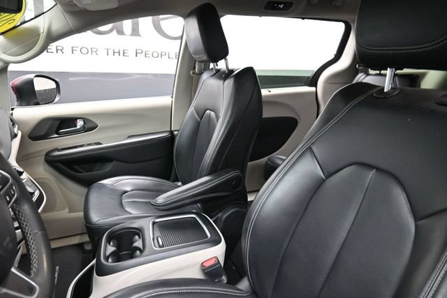 Used 2023 Chrysler Pacifica Touring-L FWD image 17