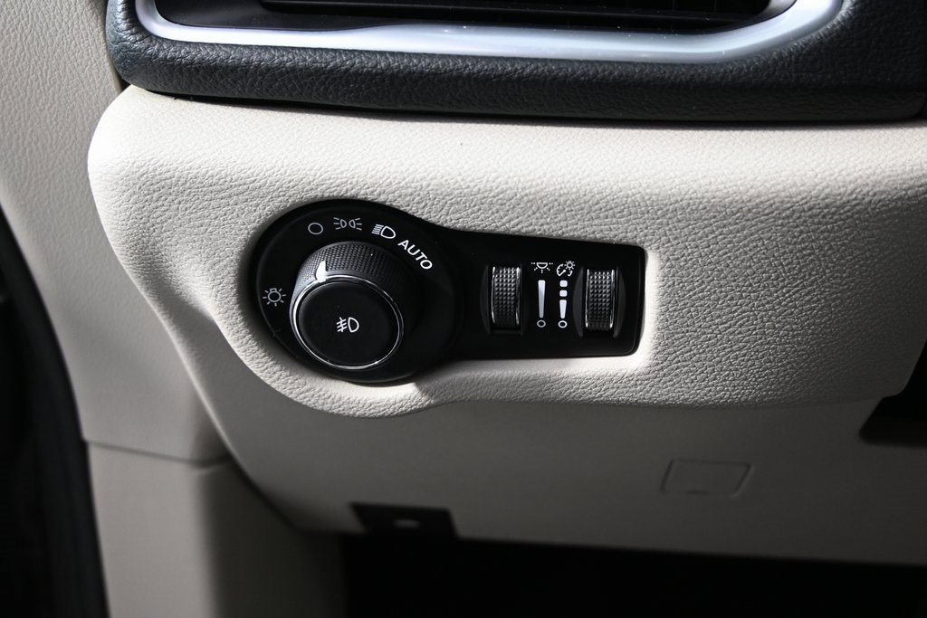 Used 2020 Chrysler Pacifica Limited image 26