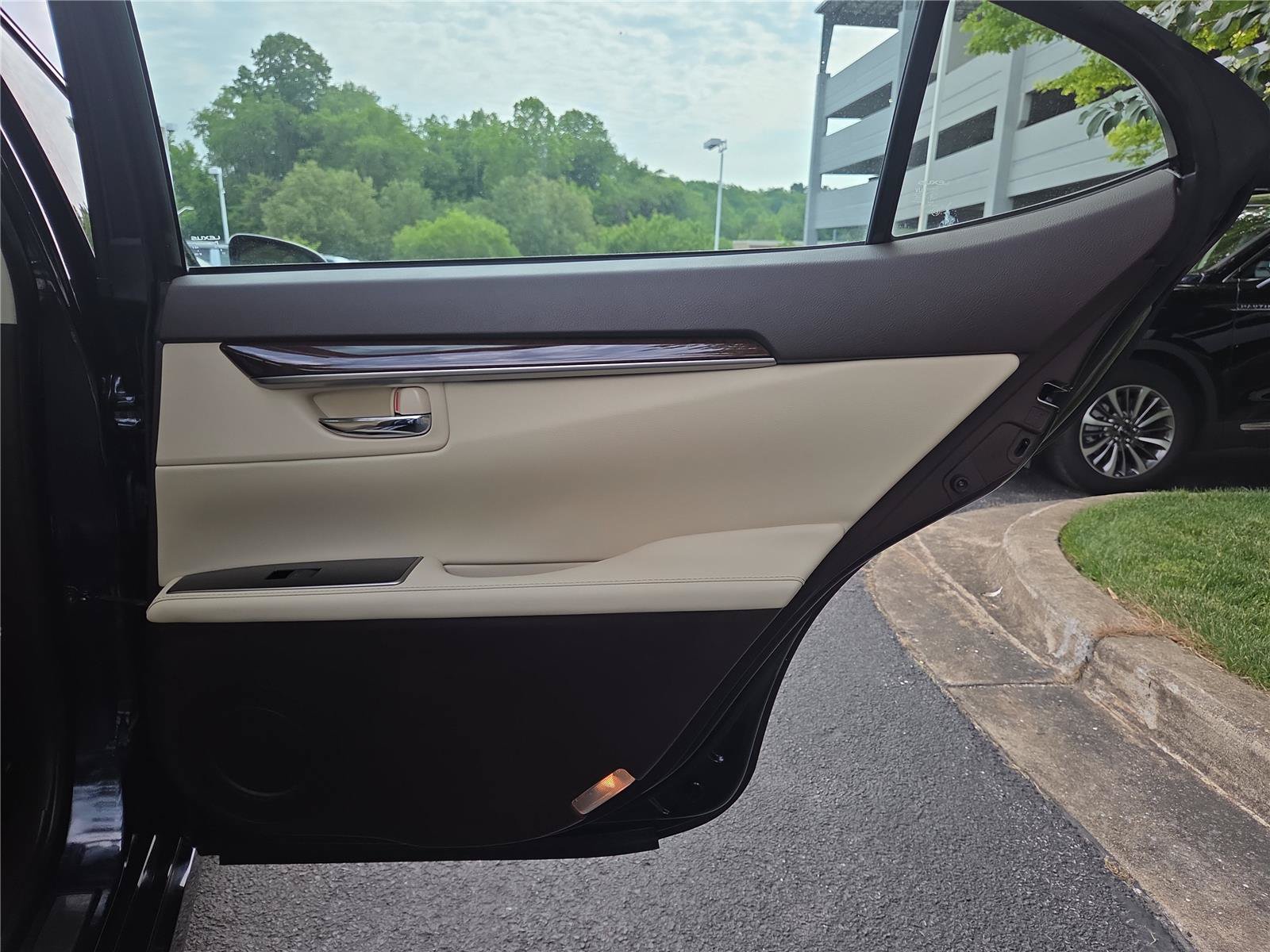 Used 2017 Lexus ES 350 w/ Navigation System Package FWD image 29
