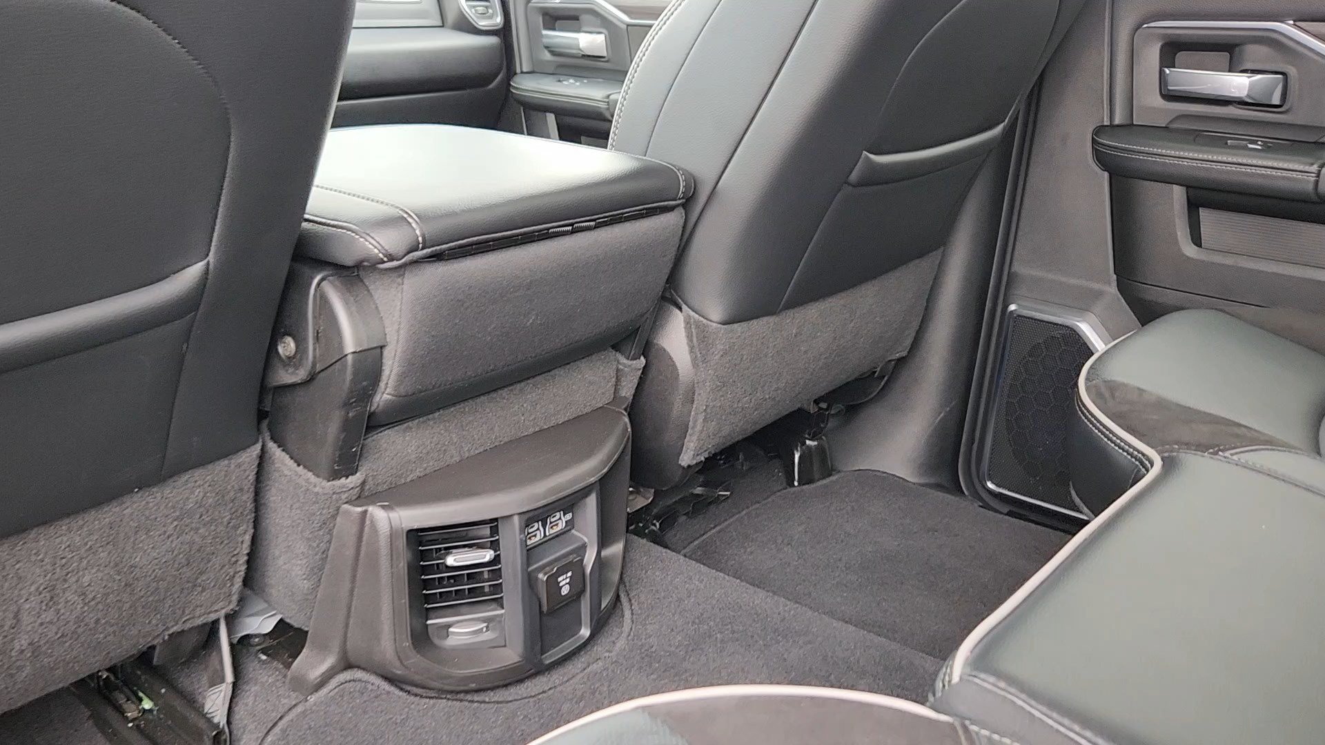Used 2025 RAM 2500 Laramie AWD/4WD image 17