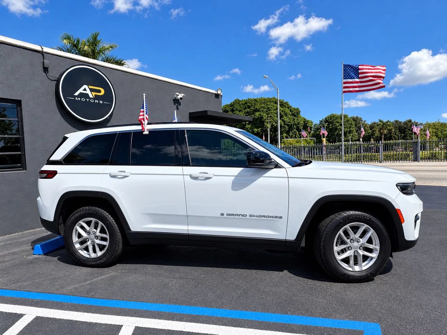 Used 2023 Jeep Grand Cherokee Laredo X RWD image 5