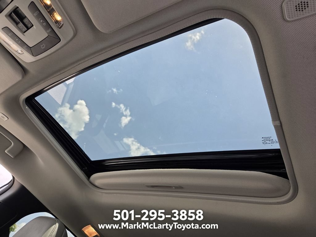 Used 2025 Toyota Sienna XLE FWD image 18