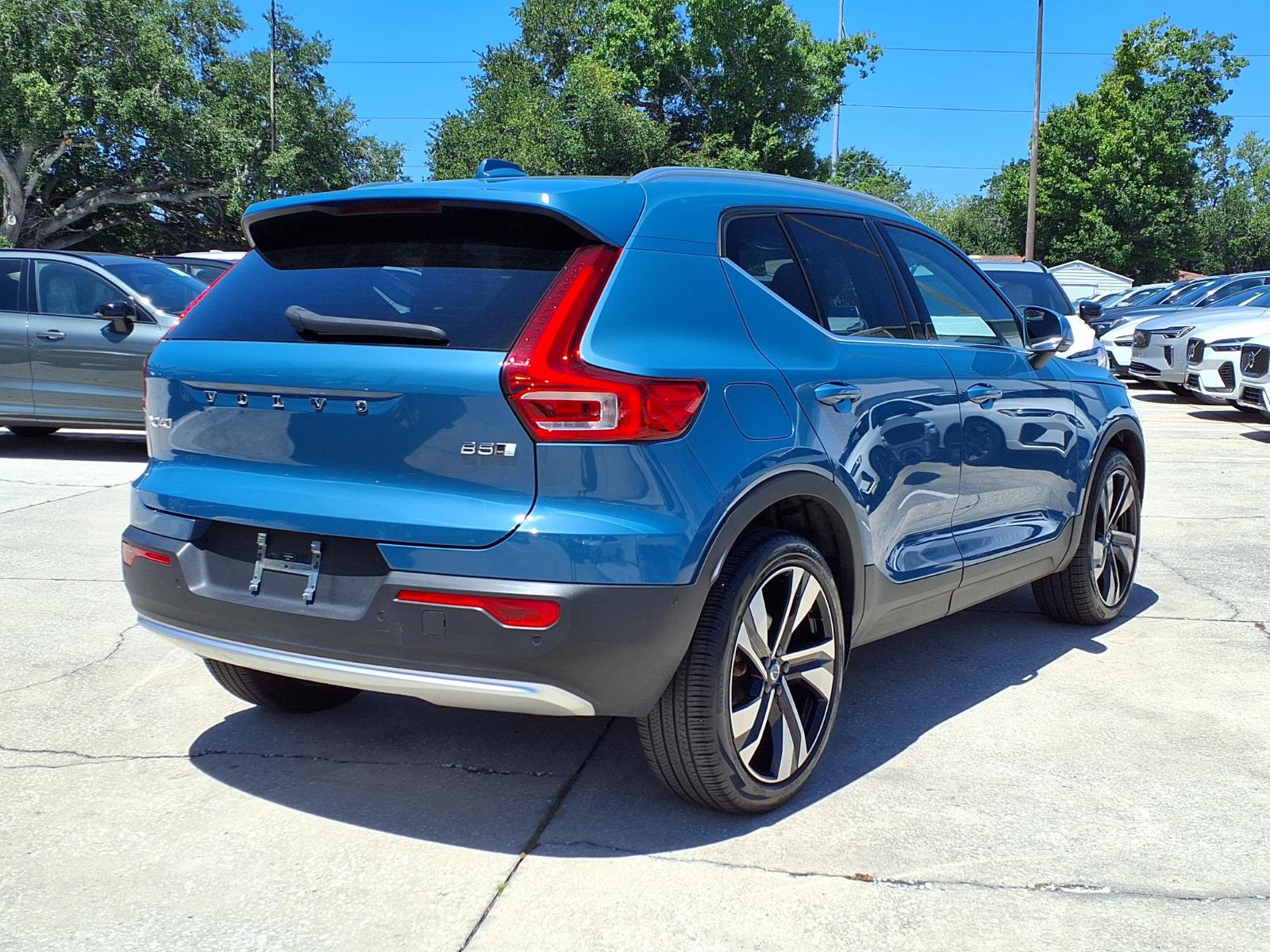 Certified 2023 Volvo XC40 B5 Ultimate w/ Protection Package Premier AWD/4WD image 7