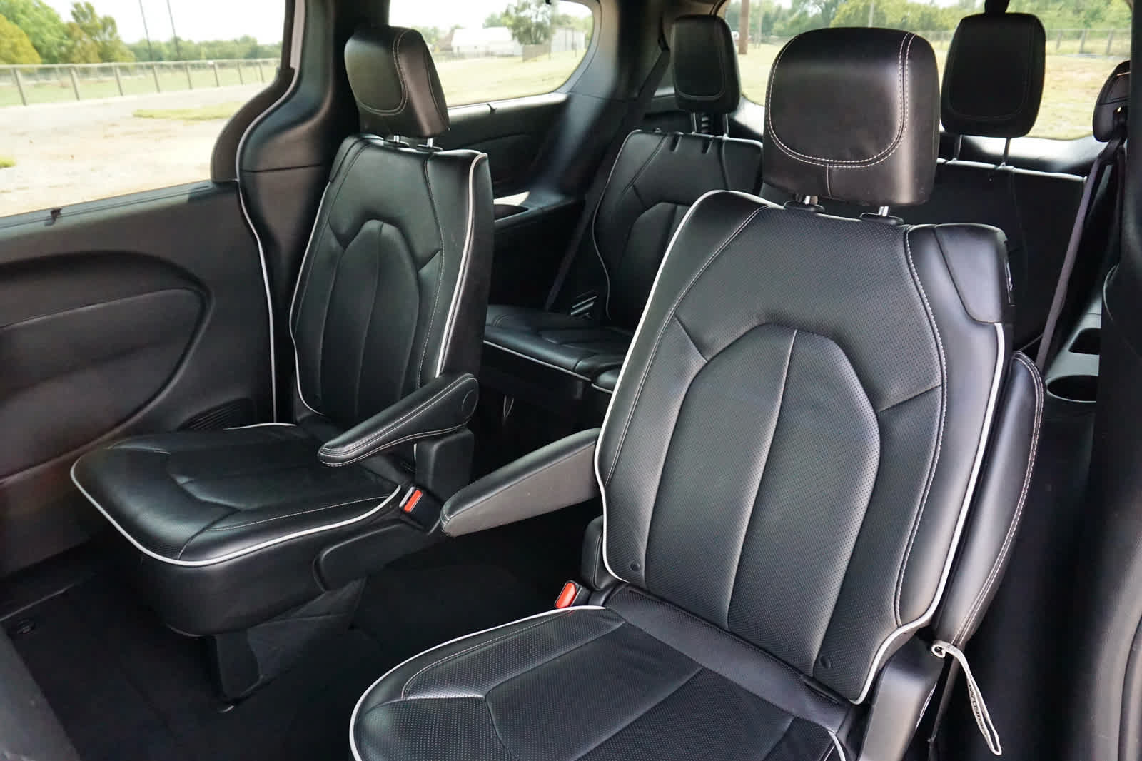 Used 2025 Chrysler Pacifica Limited FWD image 31